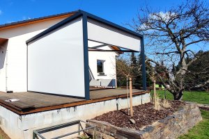 Pergola Cubola a svislá markýza Screen Zip, realizace Bohemiaflex CS