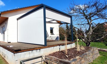 Pergola Cubola a svislá markýza Screen Zip, realizace Bohemiaflex CS