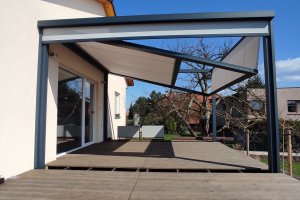 Pergola Cubola a svislá markýza Screen Zip, realizace Bohemiaflex CS