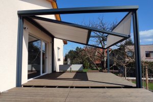 Pergola Cubola a svislá markýza Screen Zip, realizace Bohemiaflex CS