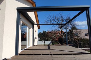 Pergola Cubola a svislá markýza Screen Zip, realizace Bohemiaflex CS