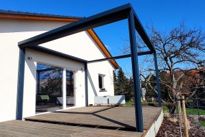 Pergola Cubola a svislá markýza Screen Zip, realizace Bohemiaflex CS