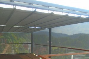 Pergola Latin 80 a Svislá markýza Screen Zip, realizace Bohemiaflex CS