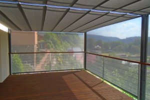 Pergola Latin 80 a Svislá markýza Screen Zip, realizace Bohemiaflex CS