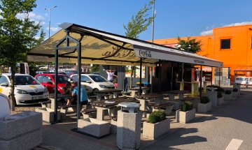 Markýzový přístřešek, Master Burger Trutnov, realizace Bohemiaflex CS