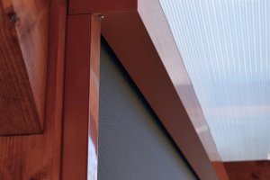 Svislá markýza Screen Zip na dřevěné konstrukci, realizace Bohemiaflex CS