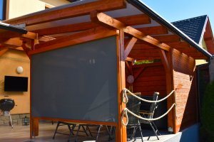 Svislá markýza Screen Zip na dřevěné konstrukci, realizace Bohemiaflex CS