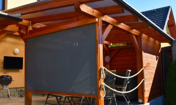 Svislá markýza Screen Zip na dřevěné konstrukci, realizace Bohemiaflex CS