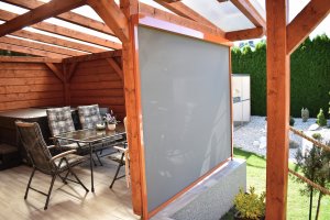 Svislá markýza Screen Zip na dřevěné konstrukci, realizace Bohemiaflex CS