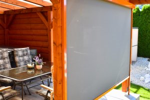 Svislá markýza Screen Zip na dřevěné konstrukci, realizace Bohemiaflex CS