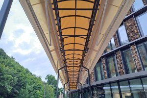 Markýzový přístřešek a tunel, PIVO KARLÍN, realizace Bohemiaflex CS
