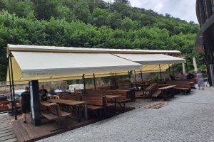 Markýzový přístřešek a tunel, PIVO KARLÍN, realizace Bohemiaflex CS