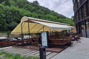 Markýzový přístřešek a tunel, PIVO KARLÍN, realizace Bohemiaflex CS