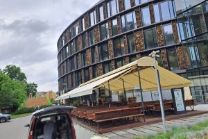 Markýzový přístřešek a tunel, PIVO KARLÍN, realizace Bohemiaflex CS