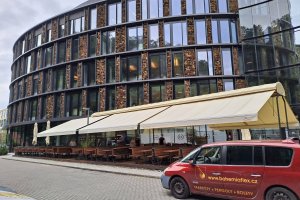 Markýzový přístřešek a tunel, PIVO KARLÍN, realizace Bohemiaflex CS