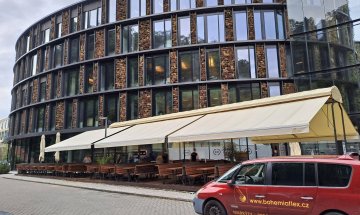 Markýzový přístřešek a tunel, PIVO KARLÍN, realizace Bohemiaflex CS