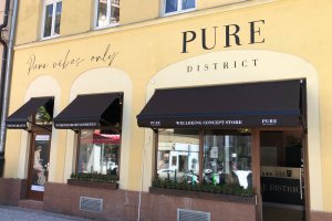 Výklopná markýza RIMINI PLUS, PURE DISTRICT PRAHA, realizace Bohemiaflex CS