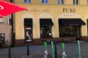 Výklopná markýza RIMINI PLUS, PURE DISTRICT PRAHA, realizace Bohemiaflex CS