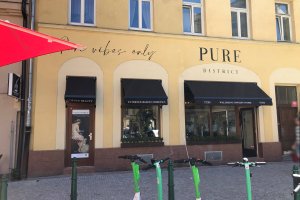 Výklopná markýza RIMINI PLUS, PURE DISTRICT PRAHA, realizace Bohemiaflex CS