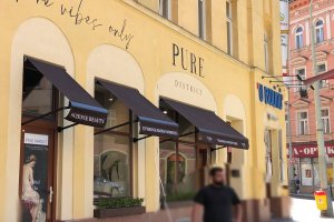 Výklopná markýza RIMINI PLUS, PURE DISTRICT PRAHA, realizace Bohemiaflex CS
