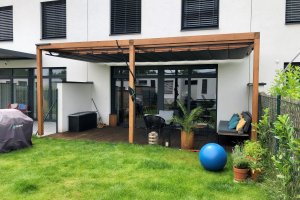 Markýza Latin 40, dřevěná konstrukce RAL 7016, realizace Bohemiaflex CS