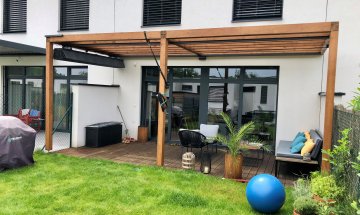 Markýza Latin 40, dřevěná konstrukce RAL 7016, realizace Bohemiaflex CS