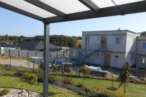 Pergola Piazza + markýza Latin 40, RAL 7016, realizace Bohemiaflex CS