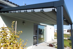 Pergola Piazza + markýza Latin 40, RAL 7016, realizace Bohemiaflex CS