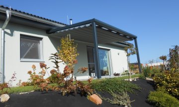 Pergola Piazza + markýza Latin 40, RAL 7016, realizace Bohemiaflex CS