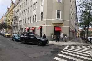 Výklopné markýzy RIMINI PLUS, RESTAURACE  Rossopomodoro v Praze, realizace Bohemiaflex CS
