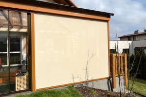 Svislá markýza Screen Zip 105, RAL 8001, realizace Bohemiaflex CS