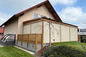 Svislá markýza Screen Zip 105, RAL 8001, realizace Bohemiaflex CS