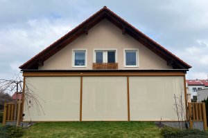 Svislá markýza Screen Zip 105, RAL 8001, realizace Bohemiaflex CS