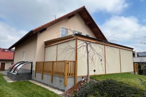 Svislá markýza Screen Zip 105, RAL 8001, realizace Bohemiaflex CS