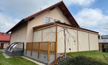 Svislá markýza Screen Zip 105, RAL 8001, realizace Bohemiaflex CS