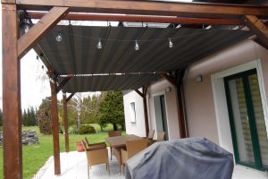 Pergola Latin 80, s podvěsem na stávající konstrukci, Havířov, realizace Bohemiaflex CS