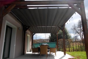 Pergola Latin 80, s podvěsem na stávající konstrukci, Havířov, realizace Bohemiaflex CS