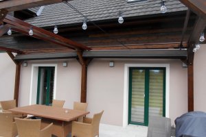 Pergola Latin 80, s podvěsem na stávající konstrukci, Havířov, realizace Bohemiaflex CS