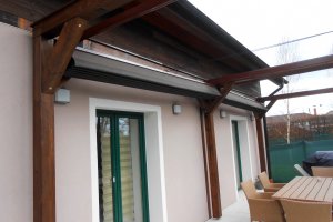 Pergola Latin 80, s podvěsem na stávající konstrukci, Havířov, realizace Bohemiaflex CS