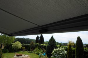 Kazetová markýza Aresbox,, 2 x 3850x2500mm a 4810x2500mm, RAL 9006, realizace Bohemiaflex CS