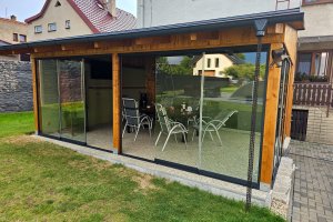 Skleněné posuvné stěny, RAL 9016, realizace Bohemiaflex CS