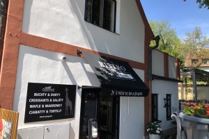 Výklopné markýzy RIMINI PLUS, restaurace a kavárna Crêperie Café Girafe v Praze-Suchdol, realizace Bohemiaflex CS