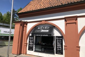 Výklopné markýzy RIMINI PLUS, restaurace a kavárna Crêperie Café Girafe v Praze-Suchdol, realizace Bohemiaflex CS