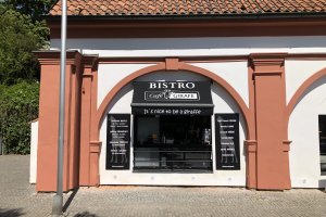 Výklopné markýzy RIMINI PLUS, restaurace a kavárna Crêperie Café Girafe v Praze-Suchdol, realizace Bohemiaflex CS