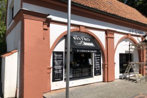 Výklopné markýzy RIMINI PLUS, restaurace a kavárna Crêperie Café Girafe v Praze-Suchdol, realizace Bohemiaflex CS