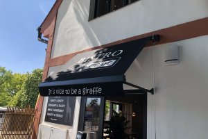 Výklopné markýzy RIMINI PLUS, restaurace a kavárna Crêperie Café Girafe v Praze-Suchdol, realizace Bohemiaflex CS