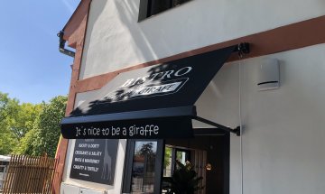 Výklopné markýzy RIMINI PLUS, restaurace a kavárna Crêperie Café Girafe v Praze-Suchdol, realizace Bohemiaflex CS