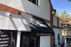 Výklopné markýzy RIMINI PLUS, restaurace a kavárna Crêperie Café Girafe v Praze-Suchdol, realizace Bohemiaflex CS