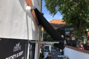 Výklopné markýzy RIMINI PLUS, restaurace a kavárna Crêperie Café Girafe v Praze-Suchdol, realizace Bohemiaflex CS