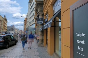 Výklopné markýzy RIMINI PLUS, řeznictví a restaurace ANATOLIA GRILL v Praze 1, realizace Bohemiaflex CS